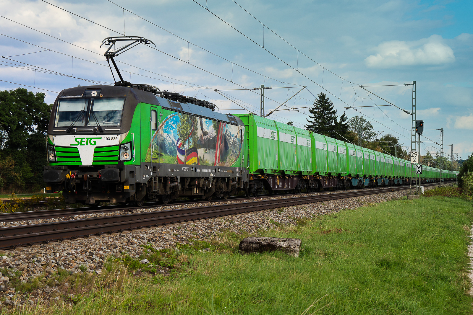 193 839 ELL/SETG mit den farblich passenden Wagen hinten dran am 12 September 2026 bei Eglharting.