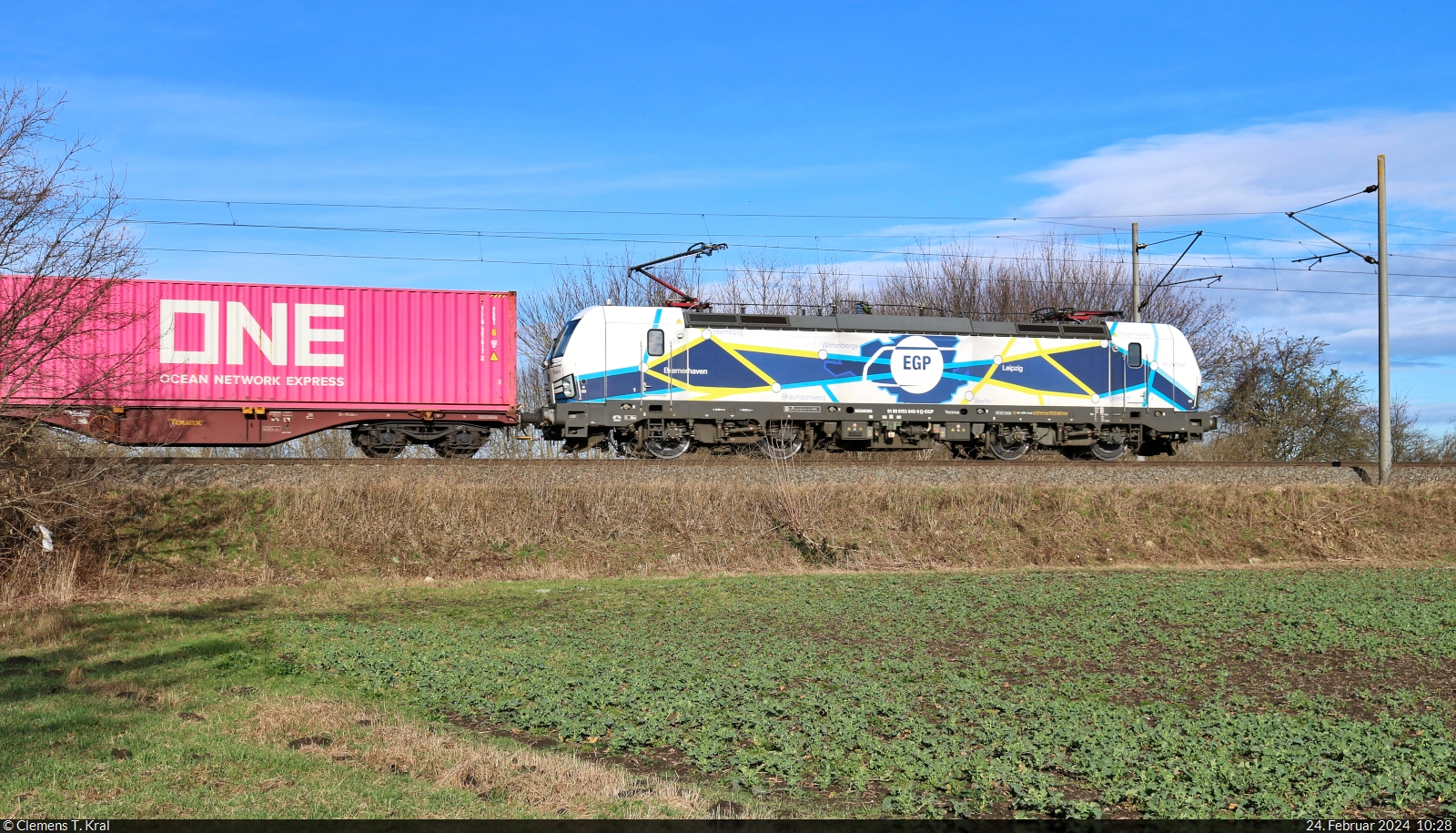 193 848-9 (Siemens Vectron) zieht bunte Kisten östlich von Zöberitz Richtung Köthen.

🧰 ENON Gesellschaft mbH & Co. KG, eingesetzt bei der Eisenbahngesellschaft Potsdam mbH (EGP)
🕓 24.2.2024 | 10:28 Uhr