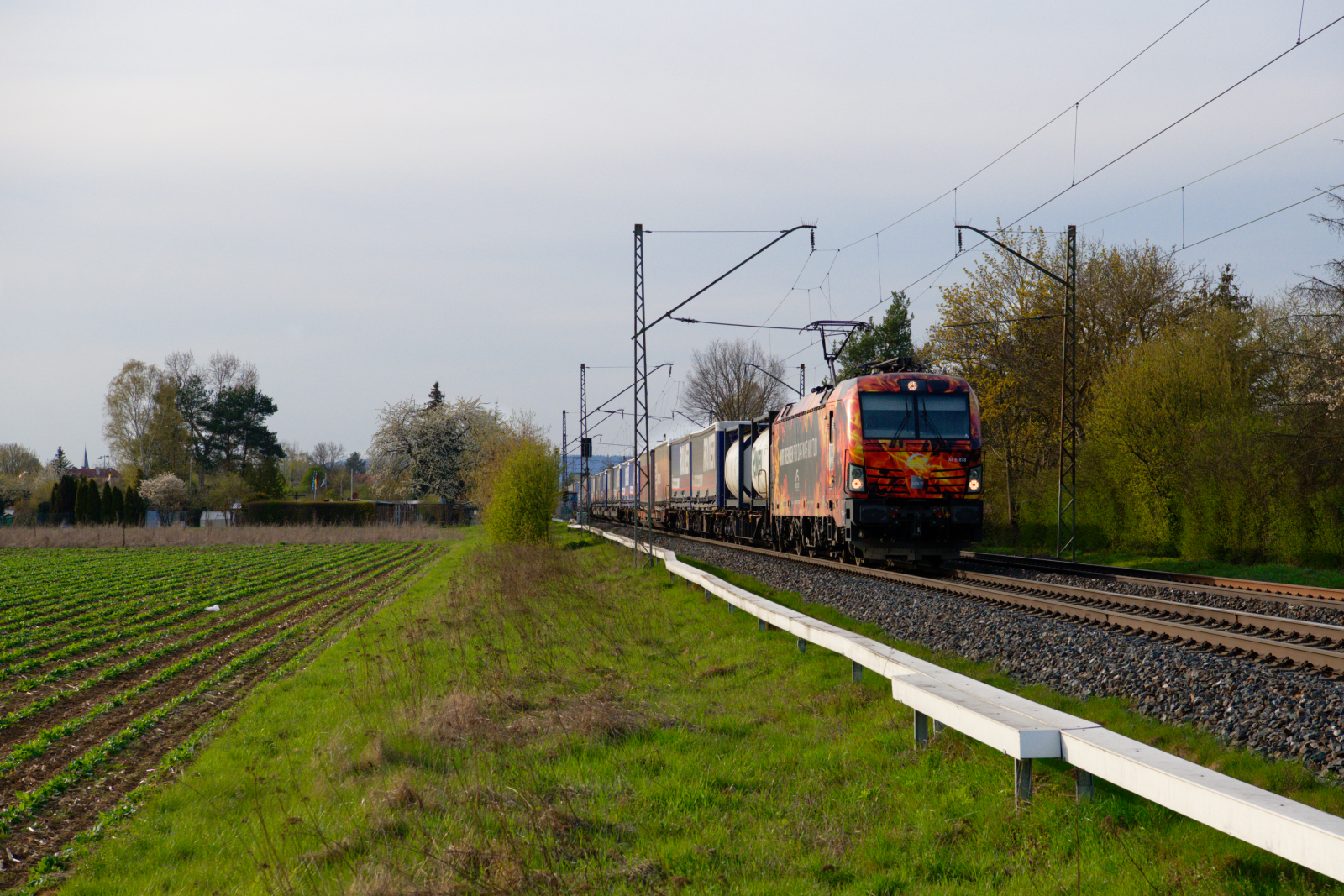193 878 MRCE/TXL  Wir brennen für das was wir tun  mit einem Routier KLV-Zug bei Bamberg Richtung Fürth, 24.04.2021
