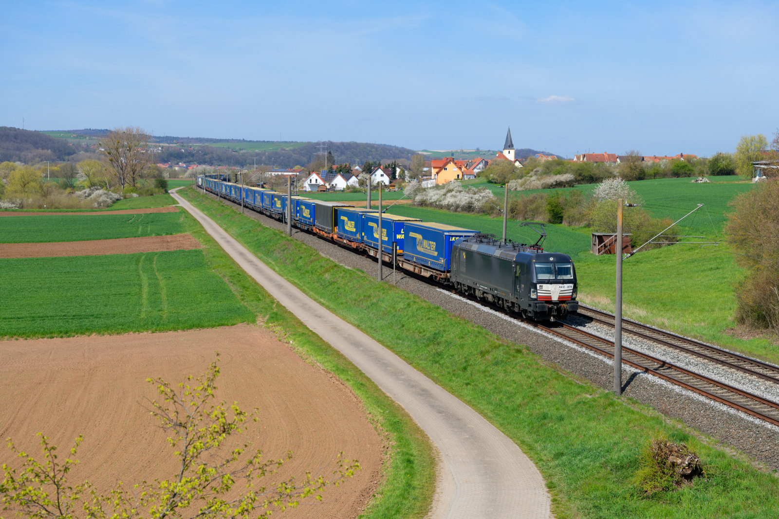 193 879 MRCE/TXL mit einem LKW-Walter KLV-Zug bei Staffelbach Richtung Bamberg, 24.04.2021