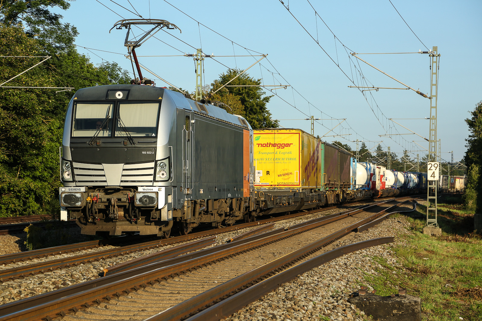 193 922-2 von Richtung Rosenheim nach München Ost. Hier wurden neulich die Gleise gewechselt und die alten liegen immer noch fast parallel daneben. 15.09.2023.