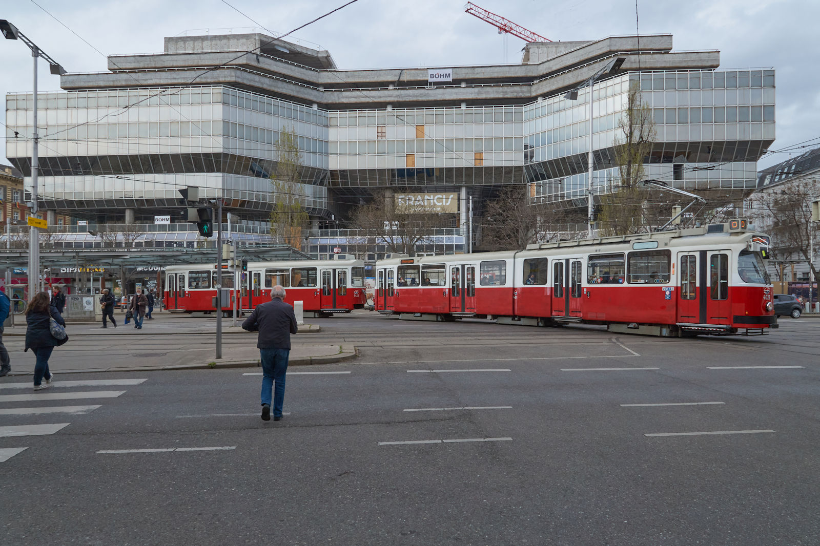1978 wurde der neue Franz-Josephs-Bahnhof in Wien fertiggestellt und 1979 wurde E2 4023 an die Wiener Straßenbahn geliefert. Am 08.04.2022 verließ der E2 mit c5 1423 die Straßenbahnhaltestelle, welche sich unmittelbar vor dem Bahnhof befindet, in Richtung Ring und Favoriten. Der Bahnhof war zu diesem Zeitpunkt in einem schlechten Zustand und wird umfassend modernisiert.