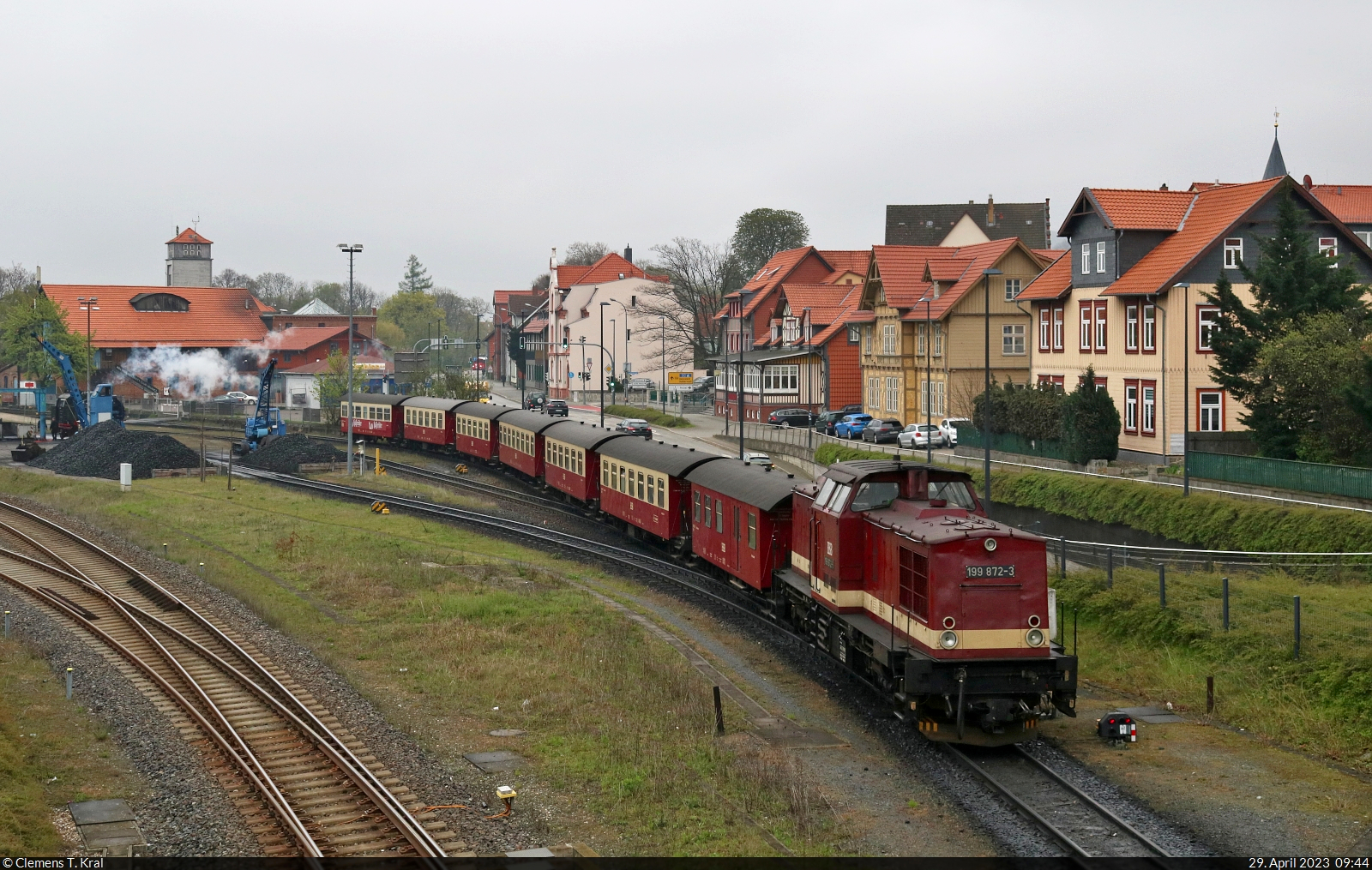 199 872-3 (299 114-9 | 110 872-9 | DR V 100.1) drückt Wagen für den nächsten Zug zum Brocken in den Hauptbahnhof Wernigerode.

🧰 Harzer Schmalspurbahnen GmbH (HSB)
🕓 29.4.2023 | 9:44 Uhr