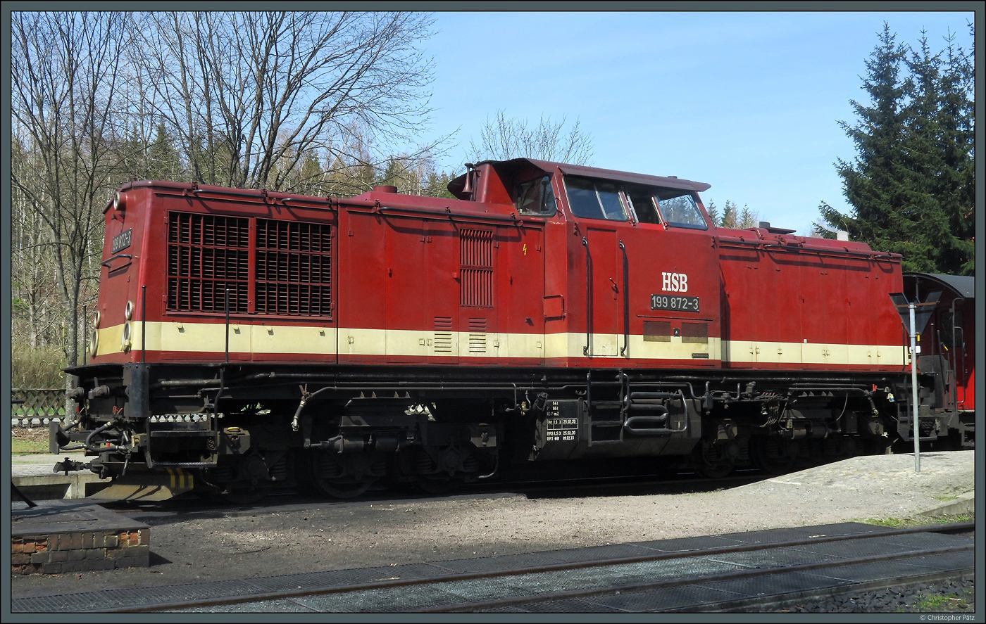 199 872-3 wartet am 22.04.2023 in Drei Annen Hohne mit dem Zug 8935 zum Brocken die Kreuzung mit dem Gegenzug ab.