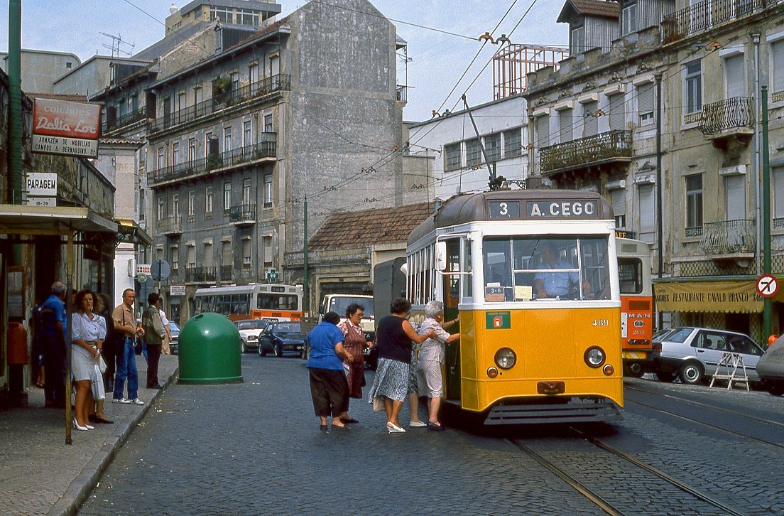 1990 war die Straenbahn Lissabon noch ein echtes Verkehrsmittel auch fr Einheimische, heute ist sie auf eine reinen Touristenattraktion reduziert worden. Aufbau-Tw 489 in der Rua do Grilo, 10.09.1990. Hier fuhren schon ein Jahr spter keine Bahnen mehr ...