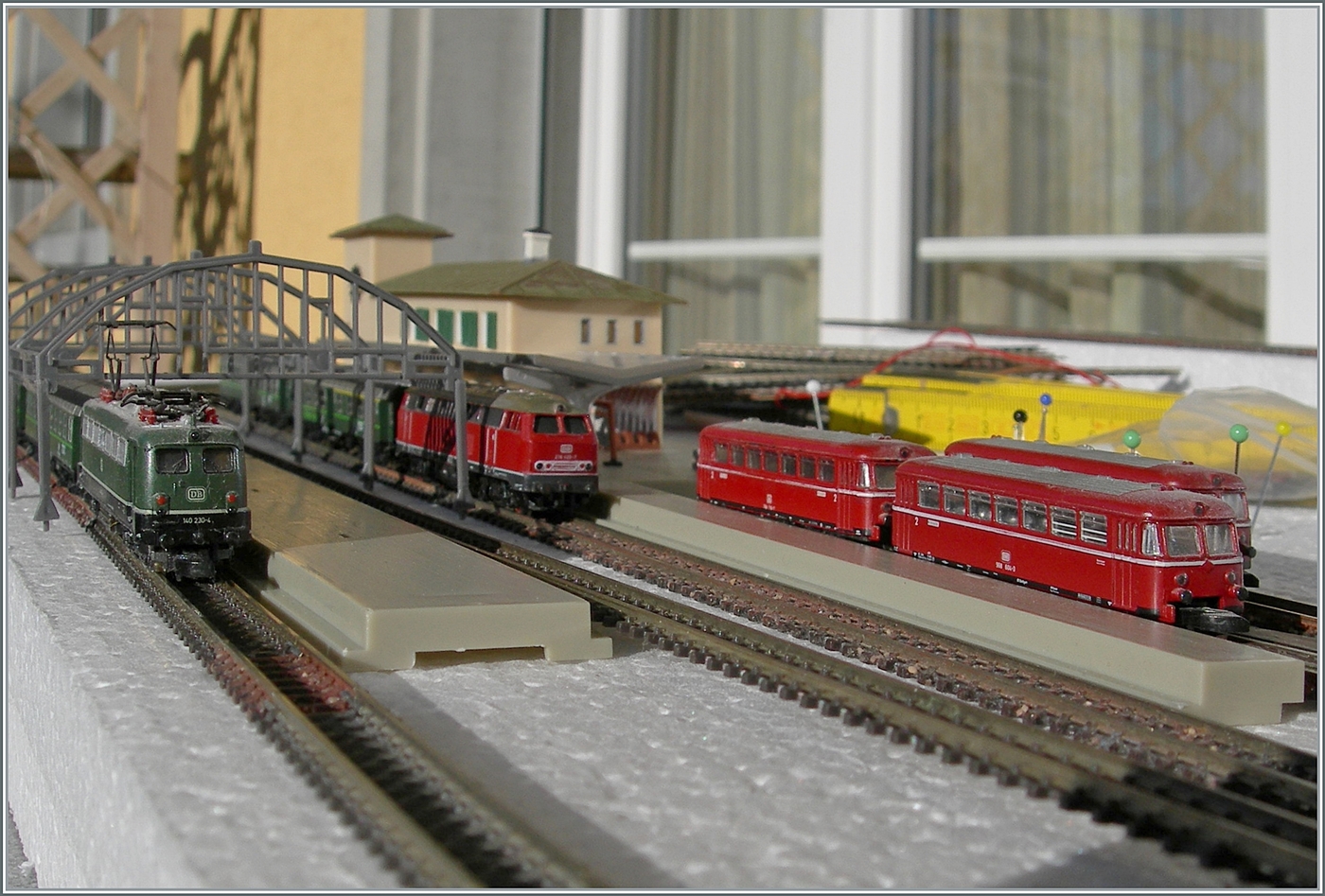 2. Dezember - Tag der Modelleisenbahn; das weckt die Lust wieder mal was zu basteln. Die Stellprobe mit den noch übriggeblieben Gleisen zeigt rasch wo bei der Planung noch Änderungen vorgenommen werden müssen und wo Probleme zu erwarten sind. Finden sich gute Lösungen, gibt es hier in einigen Wochen oder Monaten davon Fotos zu sehen...   

1. Dezember 2024