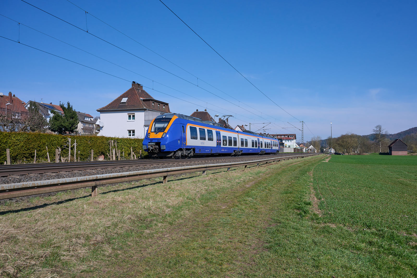 2020 bernahm die Cantus Verkehrsgesellschaft zwei Talent 2 der SWEG und setzt diese unter anderem auf dem RE5 ein. Am 09.03.2024 war 1 442 651 als RE 24273 auf dem Weg von Kassel Hauptbahnhof nach Bad Hersfeld und hat gerade den Haltepunkt Ludwigsau-Friedlos durchfahren.