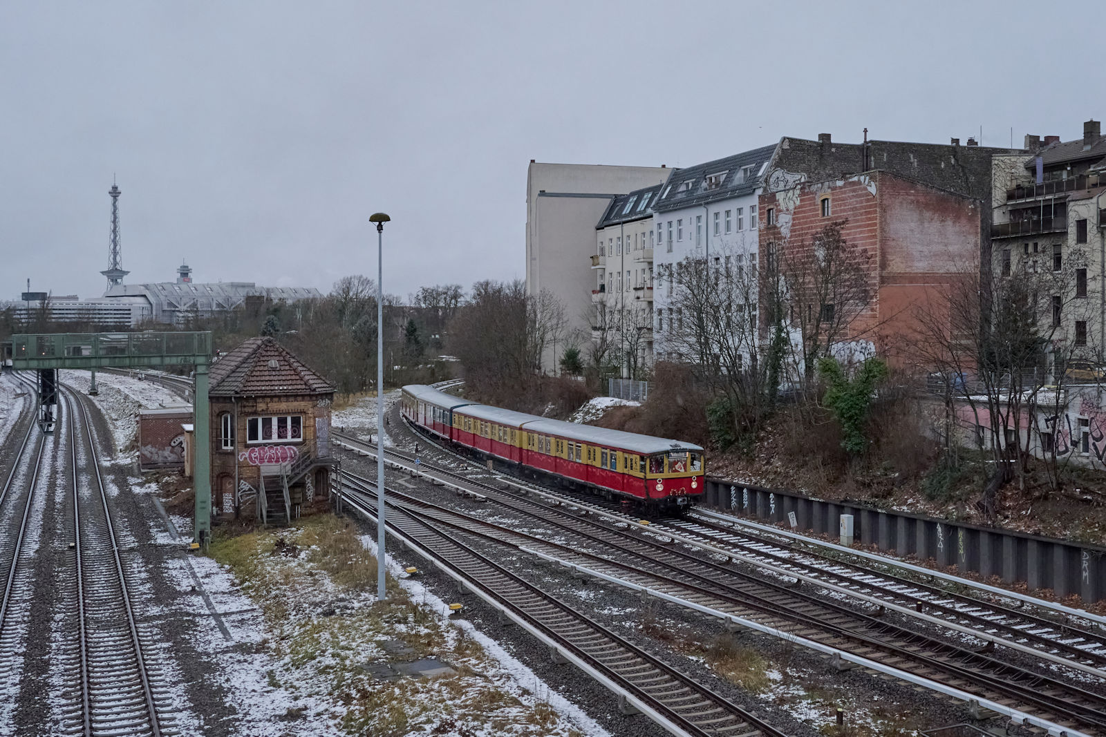 2023 verkehrte erstmals seit 2009 wieder ein Weihnachtszug bei der Berliner S-Bahn. Zum Einsatz kamen die Viertelzge 475/875 605 und ET/EB 167 006, welche ber einen Adapter miteindander verbunden waren. Am 23.12.2023 fuhr der Zug ber die Verbindungskurve aus Charlottenburg in den Bahnhof Halensee ein. 