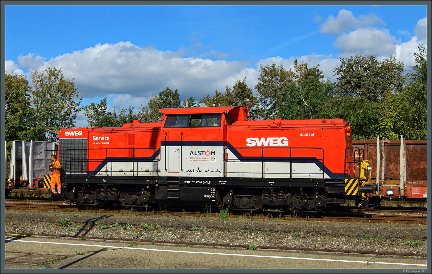 203 103-7  Bautzen der SWEG rangiert am 04.10.2023 im Bahnhof Mengen. Mehrere Anschließer sorgen hier für ein reges Güterverkehrsaufkommen.