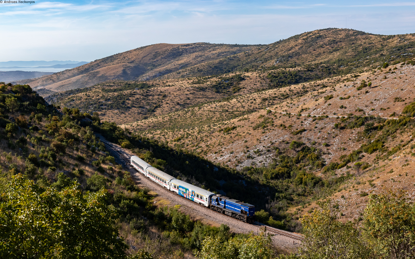 2044 011 mit dem IC 520 (Split - Zagreb Glavni kolodvor) bei Labin 26.8.25
