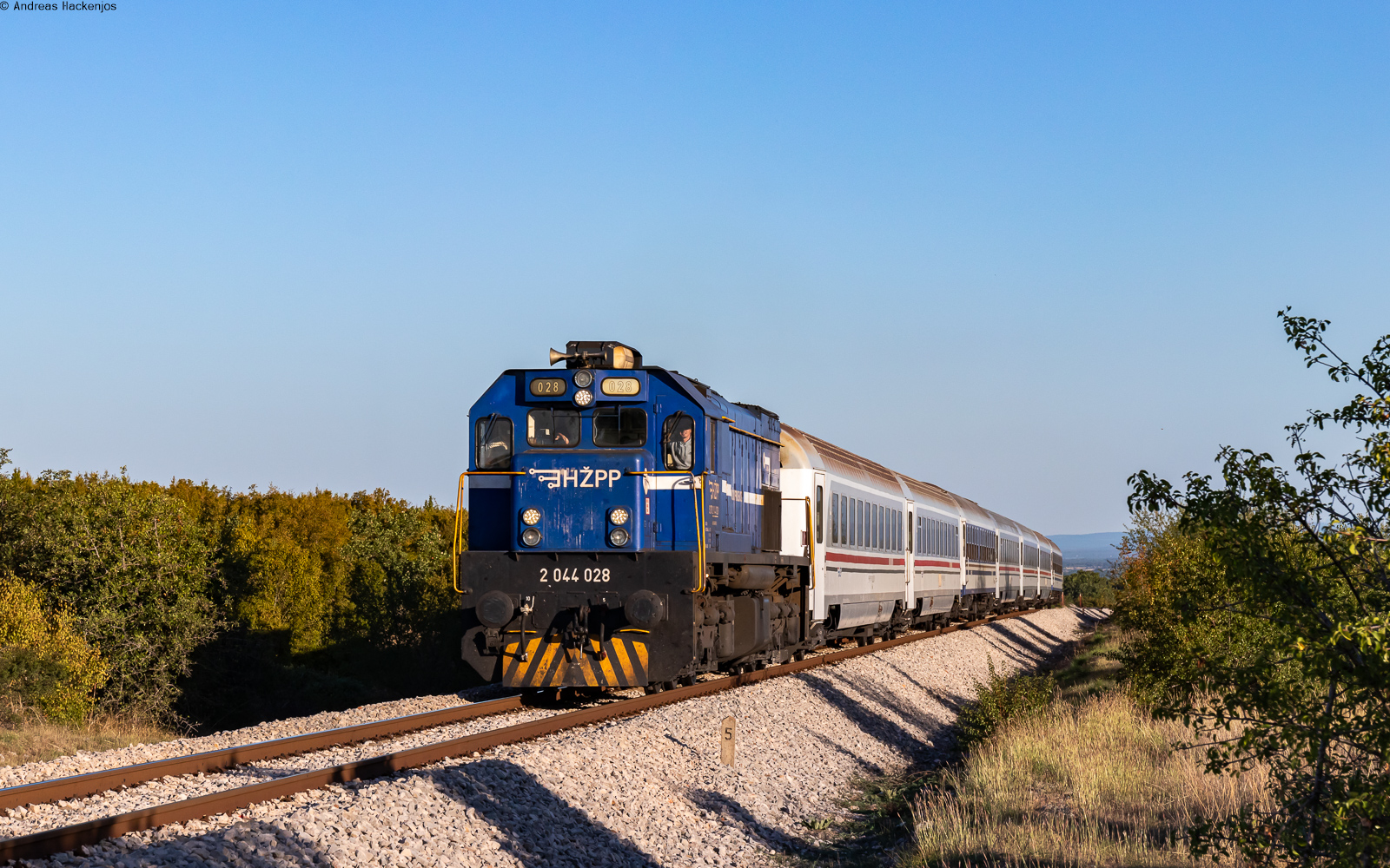 2044 028 mit dem B 1880  Dalmacija  (Osijek - Split) bei Donje Planjane 26.8.25