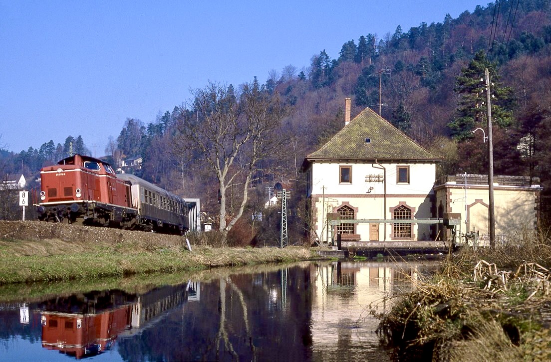 211 079 bei Neuenbürg auf der Fahrt nach Bad Wildbad, 08.02.1989. Jeder zweite Zug bestand damals aus einer nagelneuen 628er Garnitur, heute fährt hier die  Karlsruher Straßenbahn. 