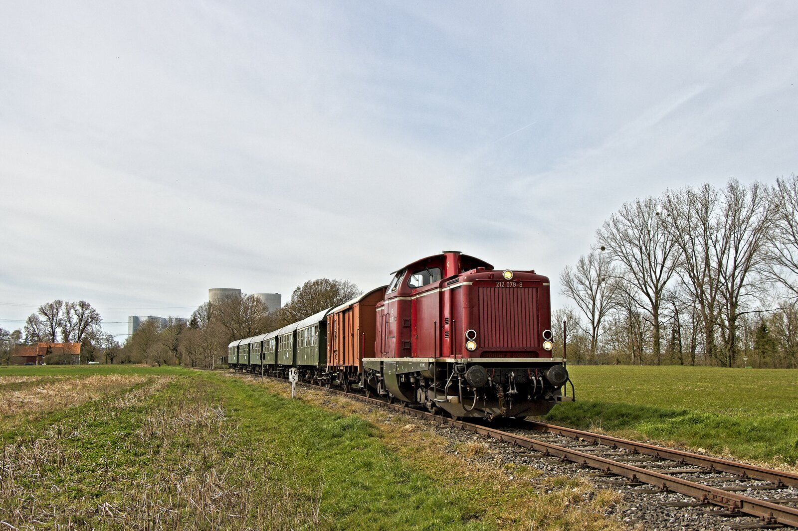 212 079-8 auf der Ostereier-Suchfahrt der Museumseisenbahn Hamm nach Lippborg (Welver-Hangfort, 10.04.2023) 