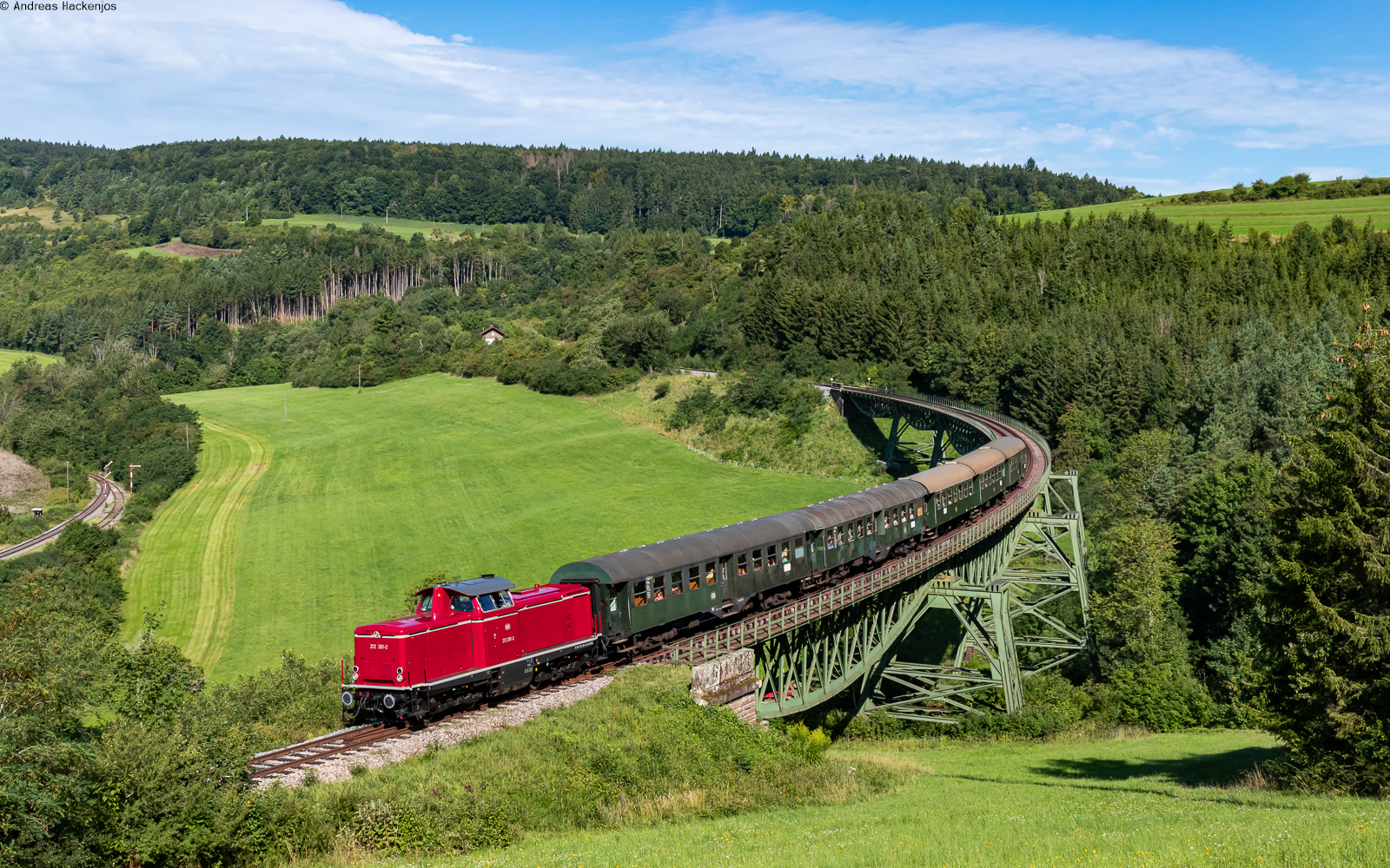 212 261	mit dem WTB 31 (Blumberg-Zollhaus - Weizen) auf dem Biesenbachviadukt 7.8.25