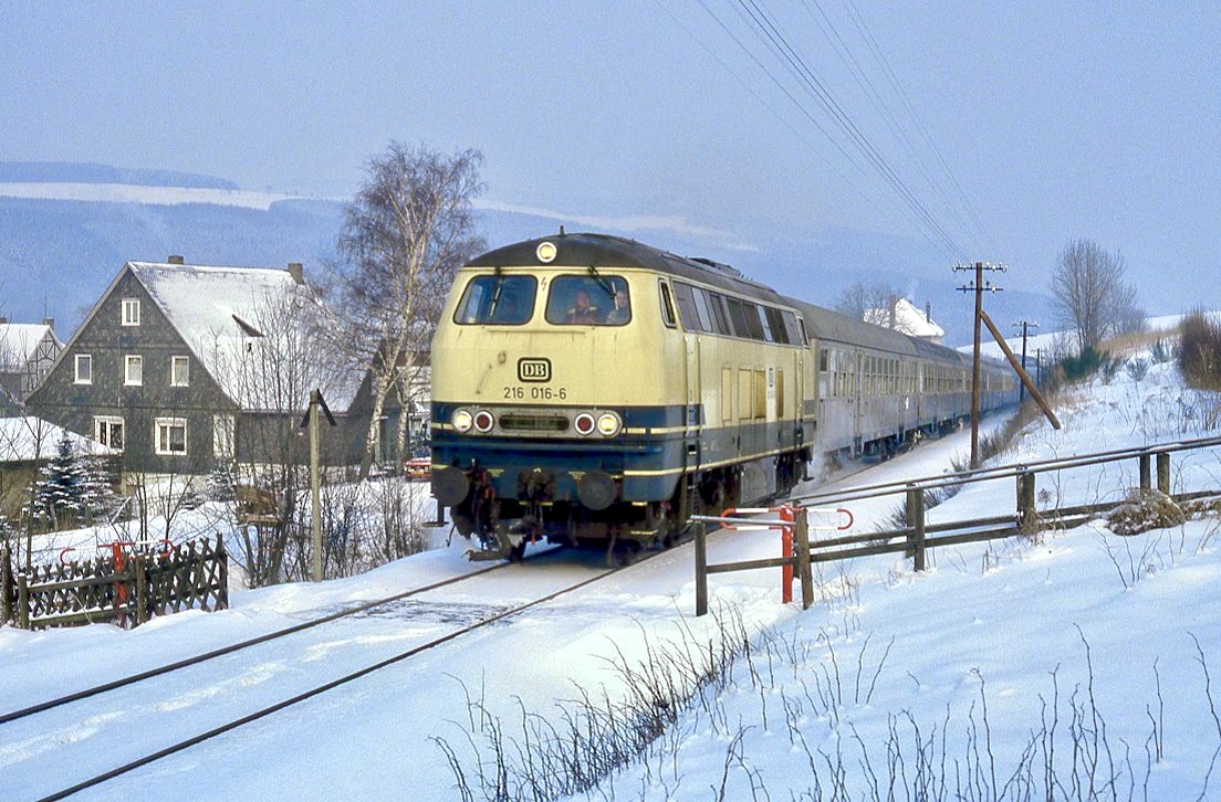 216 016 passiert Siedlingshausen mit einem Sonderzug nach Winterberg, 09.02.1986.