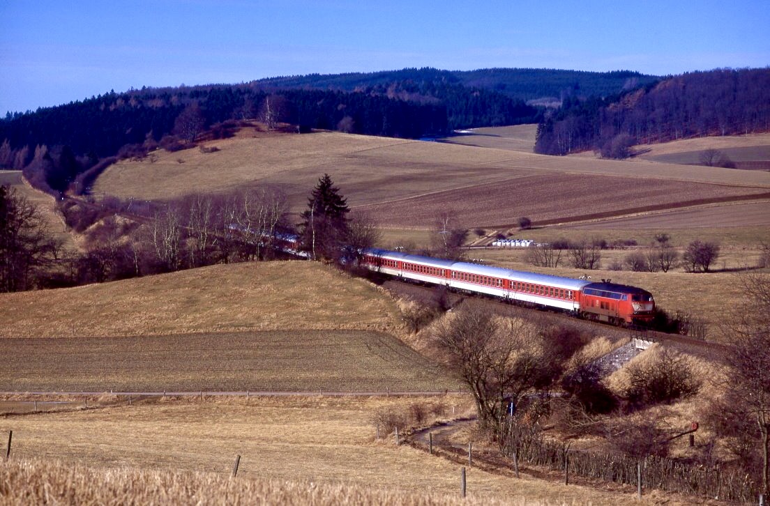 218 130 befördert eine Leerwagen-Garnitur von Willingen nach Korbach zum Abstellen. Anlass für den Einsatz einer so hochwertigen Garnitur war das Skispringen in Willingen am 02.02.1997.