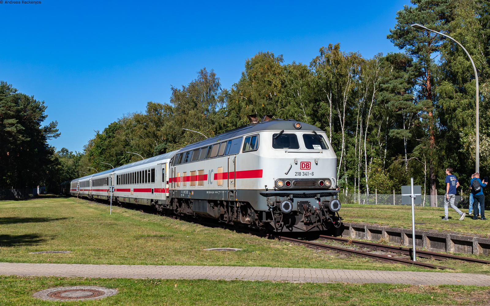 218 341 und 218 330 (Zugschluss) mit dem IC 1624  Sperber  (Dortmund Hbf - Hannover Hbf) in Munster Emminger Weg 25.9.26