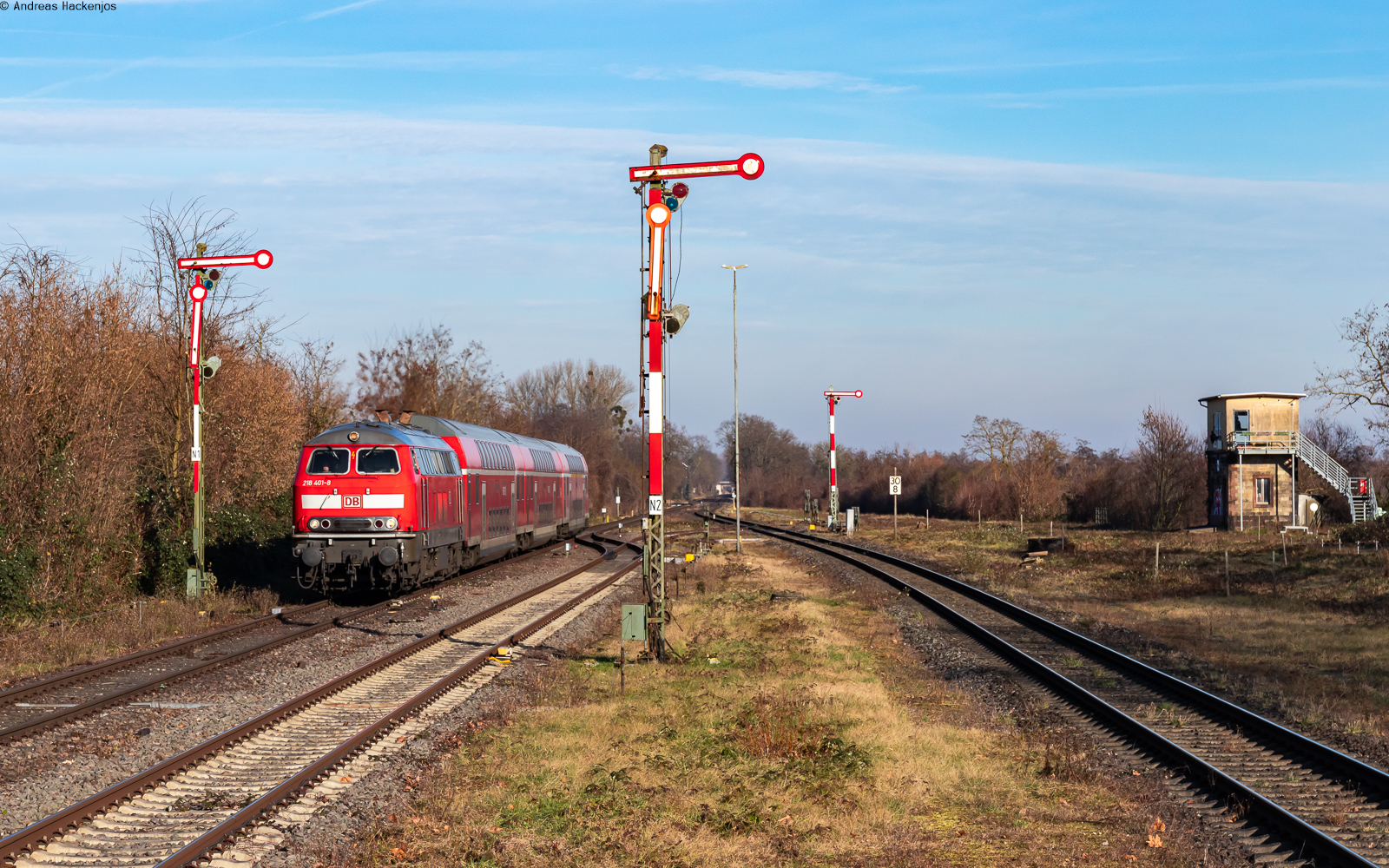 218 401 mit dem RE 12021 (Neustadt(W) Hbf - Karlsruhe Hbf) im Bahnhof Winden 14.1.25