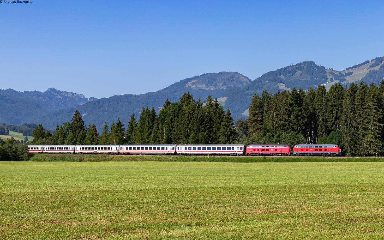 218 416 und 218 406 mit dem IC 2012  Allgäu  (Oberstdorf - Dortmund Hbf) bei Unterthalhofen 12.8.25