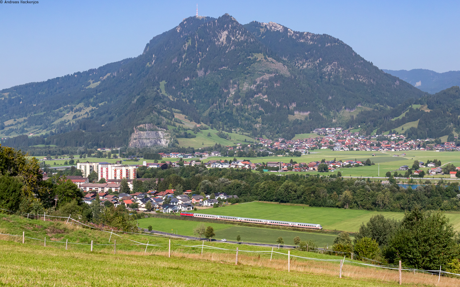 218 421 mit dem IC 2085  Nebelhorn  (Hamburg Hbf - Oberstdorf) bei Seifen 11.8.25