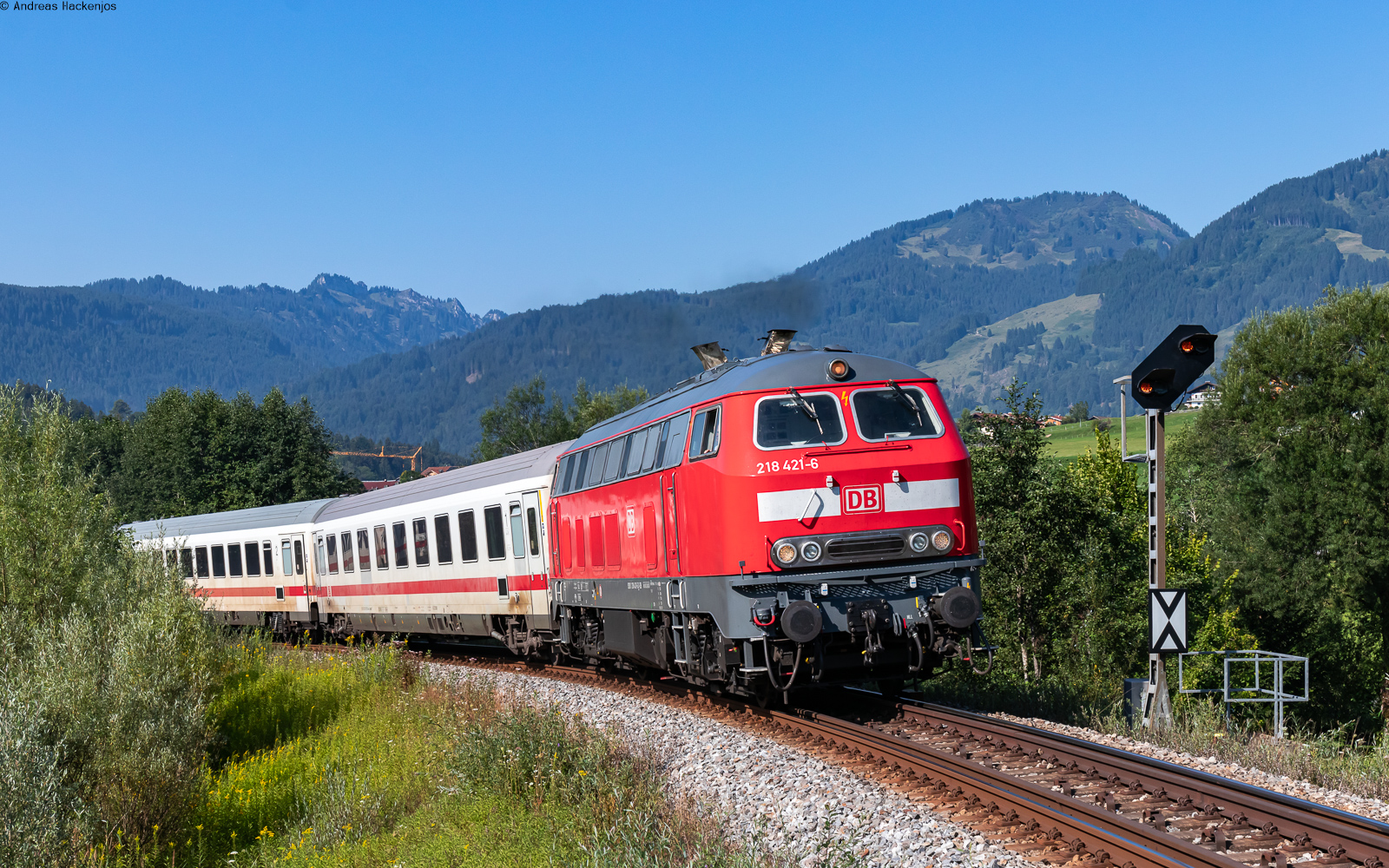 218 421	mit dem IC 2084  Nebelhorn  (Oberstdorf - Hamburg Hbf) bei Fischen 12.8.25
