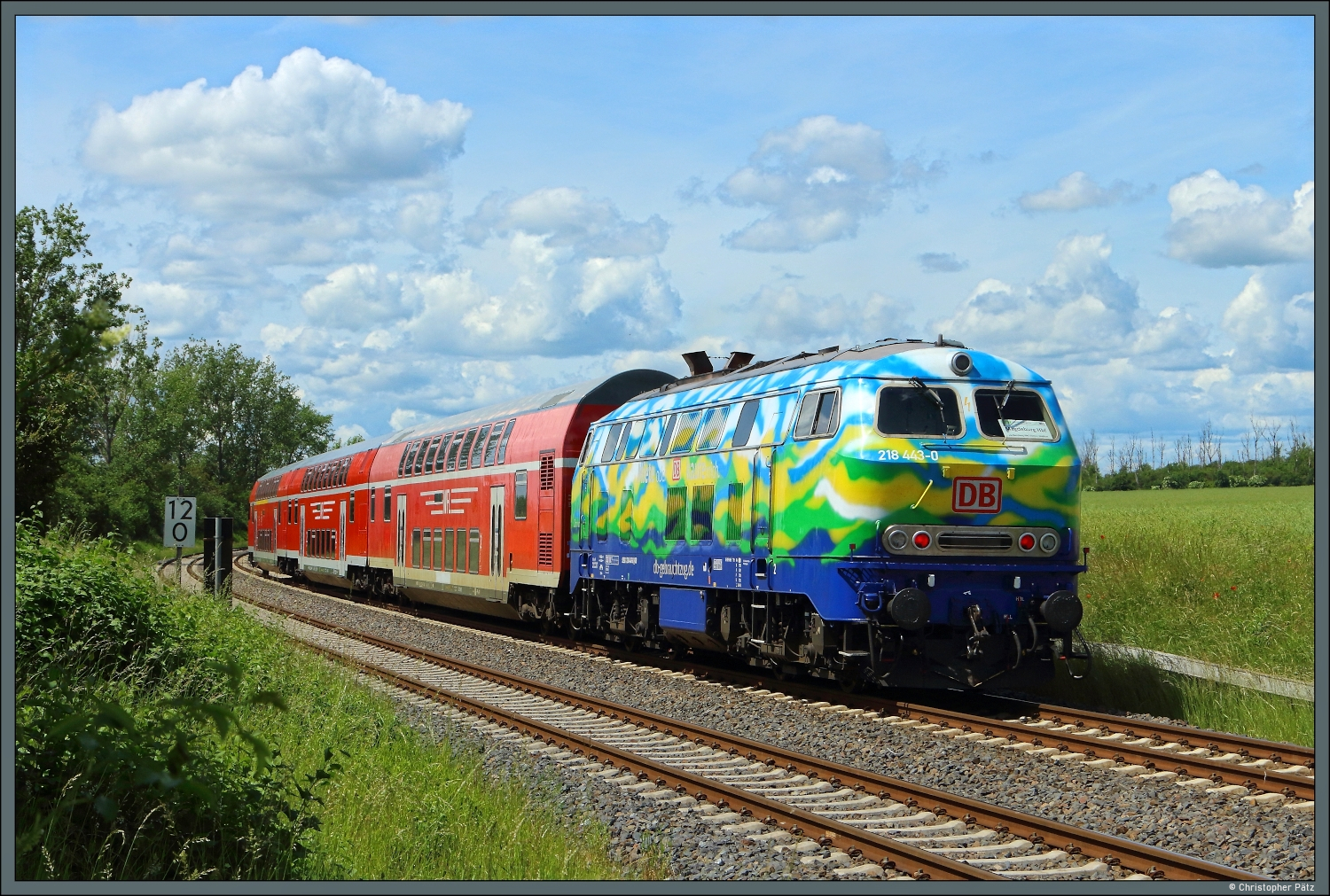 218 443-0 der DB Gebrauchtzug rollt am 06.06.2026 mit einer Doppelstockgarnitur der WFL als RE37 bei Biendorf Richtung Bernburg.