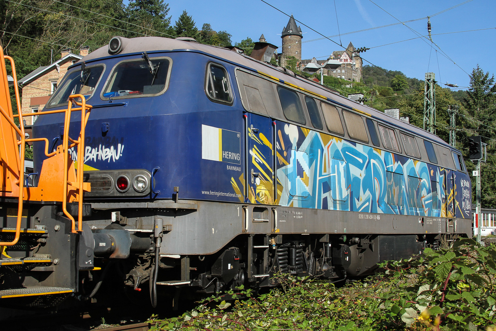 218 450-5 von Hering-Bahnbau in Bacherach am Rhein auf dem Weg nach Koblenz zur Werkstatt. Gespachtelt im September 2023.