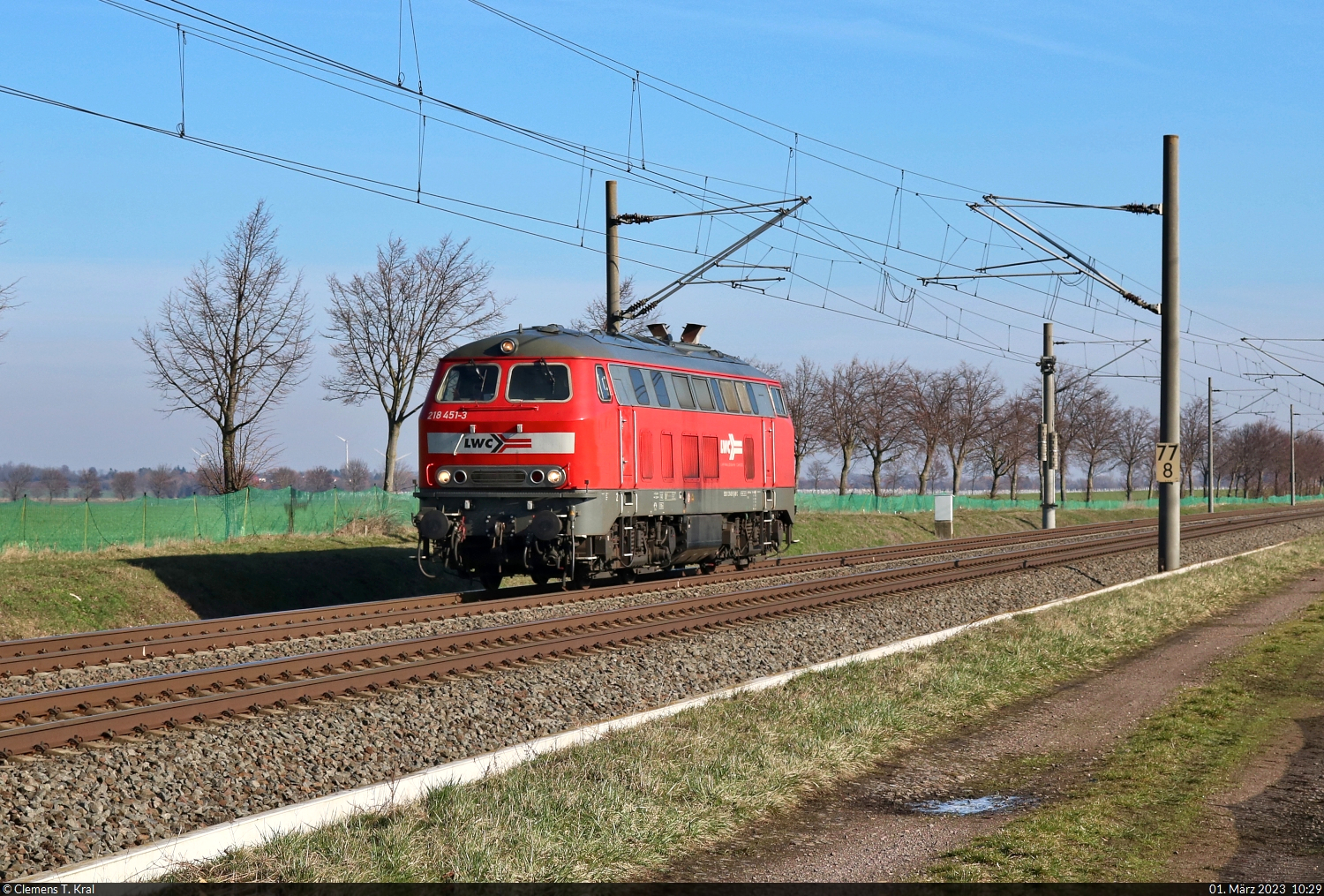 218 451-3 dieselt als Tfzf an der Blockstelle Braschwitz Richtung Halle (Saale).

🧰 Manuel Zimmermann Eisenbahndienstleistungen (MZE), zum Aufnahmezeitpunkt noch LWC Lappwaldbahn Cargo GmbH (LWC)
🕓 1.3.2023 | 10:29 Uhr