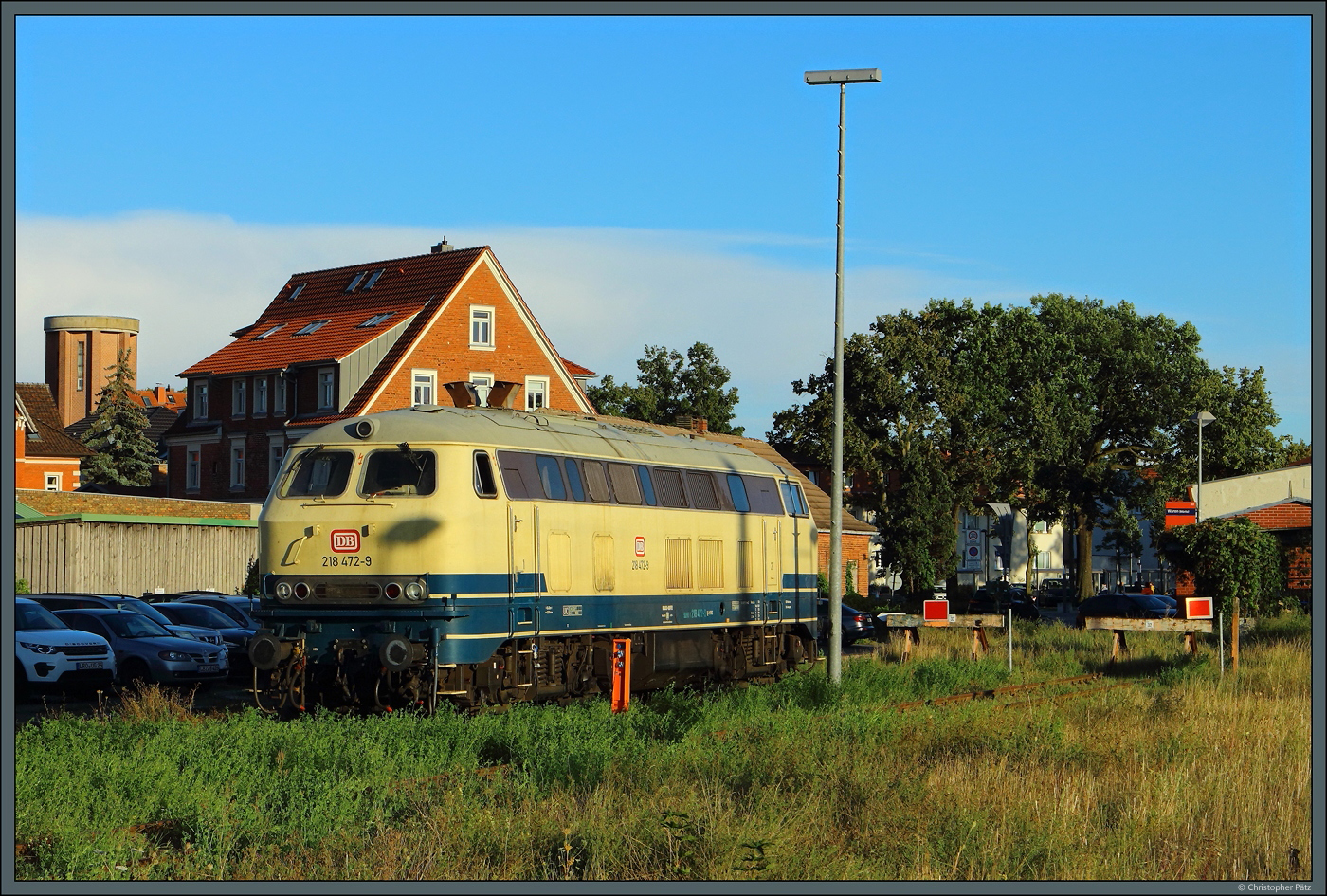 218 472-9 der Hamburger Rail Service GmbH sonnt sich am 23.08.2025 im Bahnhof Waren (Müritz).