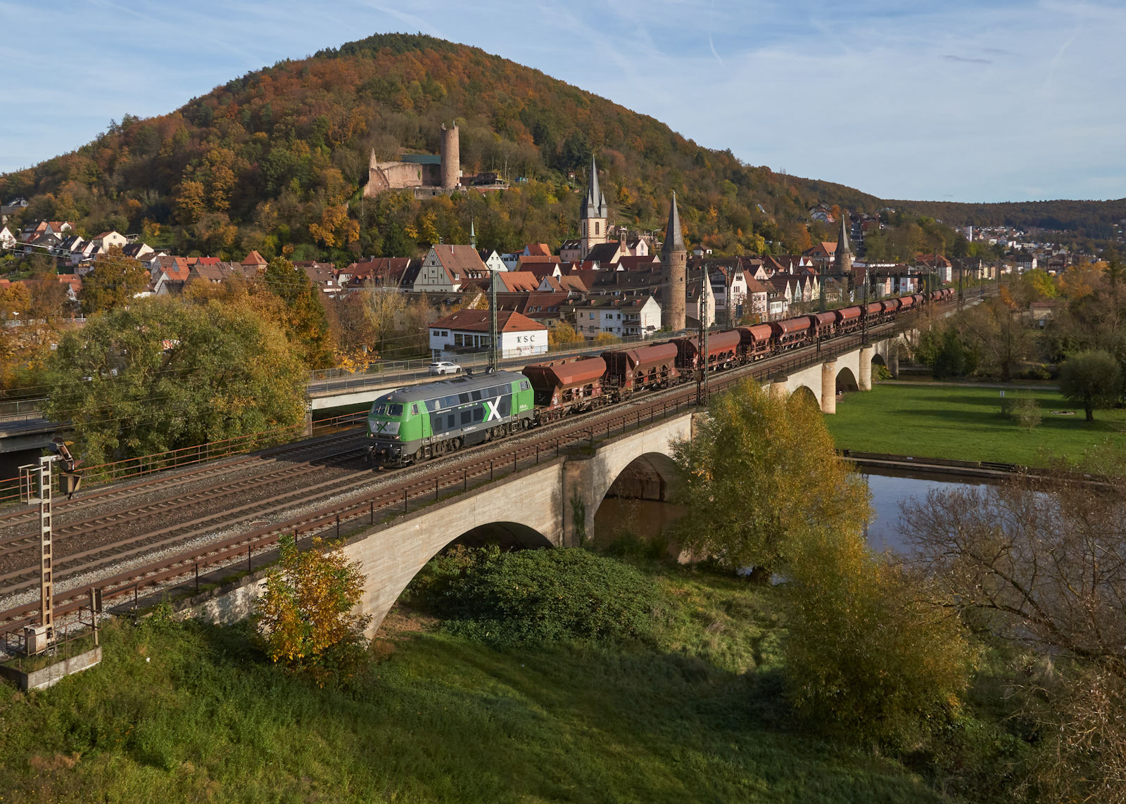 218 487 war am 01.11.2023 auf der Main-Spessart-Bahn mit leeren Schotterwagen unterwegs und passierte Gemünden am Main. . 