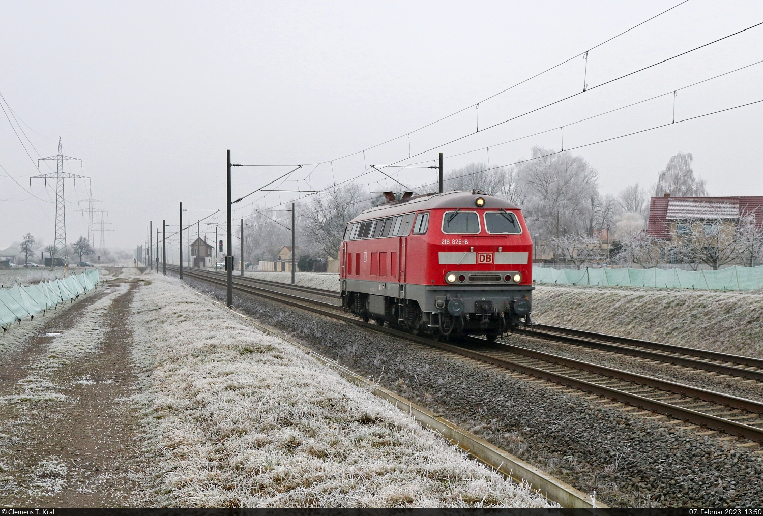 218 825-8 brummt als Tfzf an der Blockstelle Braschwitz Richtung Köthen.

🧰 DB Fernverkehr
🕓 7.2.2023 | 13:50 Uhr