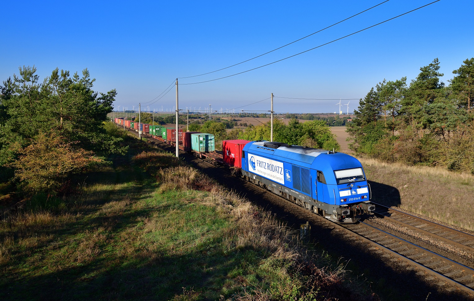 223 051 mit einem Containerzug am 30.09.2022 bei Ovelgünne.