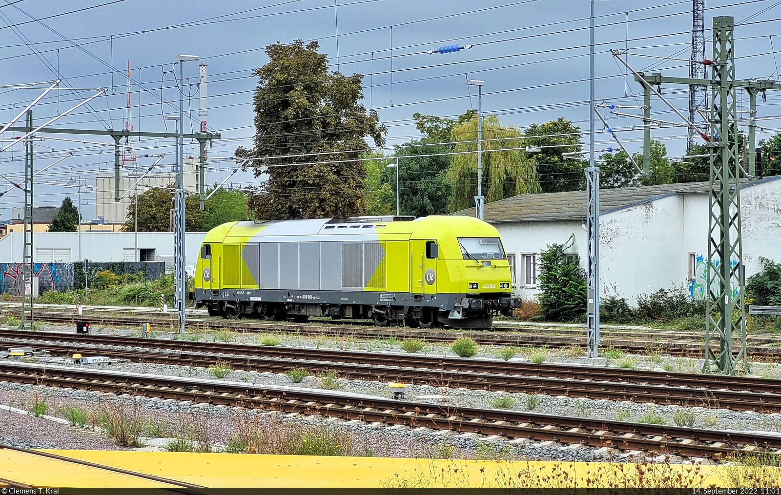 223 062-1 (Siemens ER 20) wurde in Halle(Saale)Hbf südlich der Westseite abgestellt und von Bahnsteig 6/7 fotografiert.

🧰 Alpha Trains Belgium NV/SA, vermietet an Flex Bahndienstleistungen GmbH
🕓 14.9.2022 | 11:01 Uhr

(Selbstfreischaltung nach Neubearbeitung)