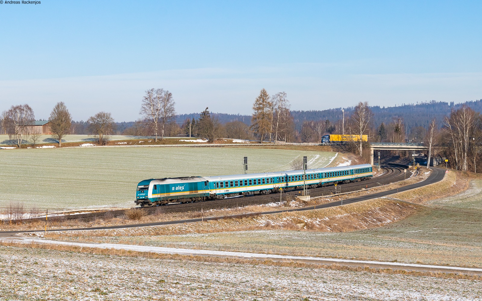 223 067 mit dem ALX 79860 (Hof Hbf - München Hbf) bei Marktleuthen 9.2.23