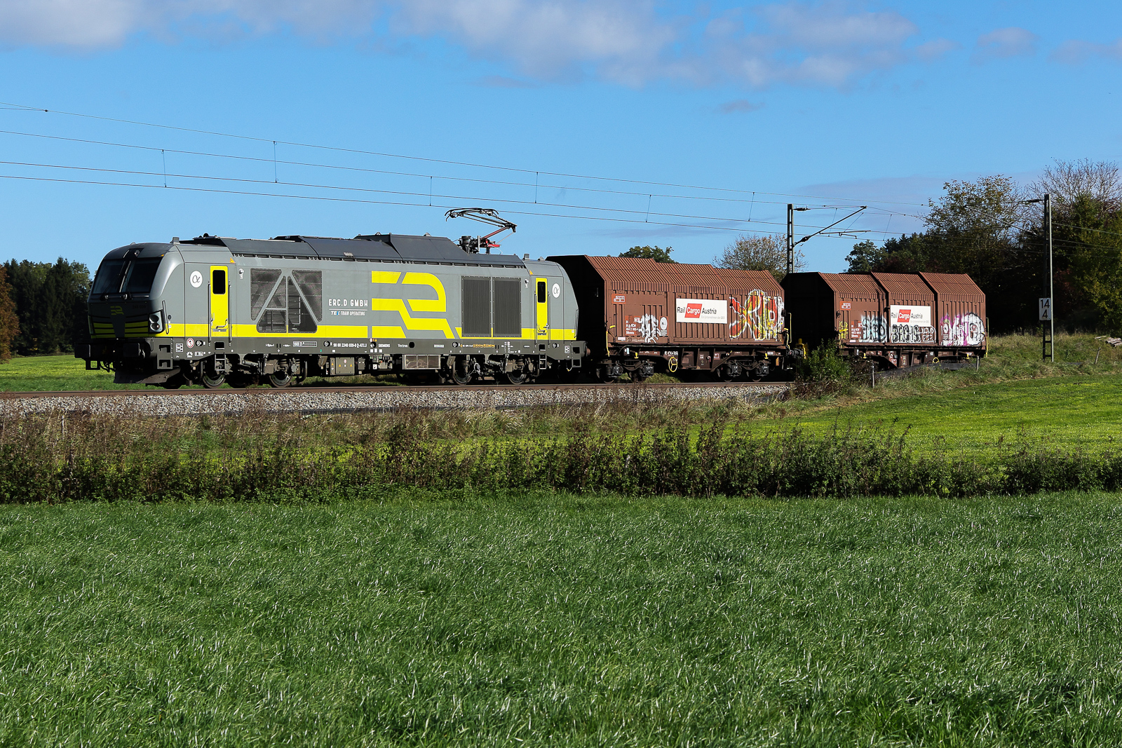 2248 039 ATLU alpha der ERC.D GmbH mit nur zwei Wagen im Schlepp am 22.10.2026 bei Bergham. Auch selten einen ganzen Zug zwischen zwei Masten zu bekommen.