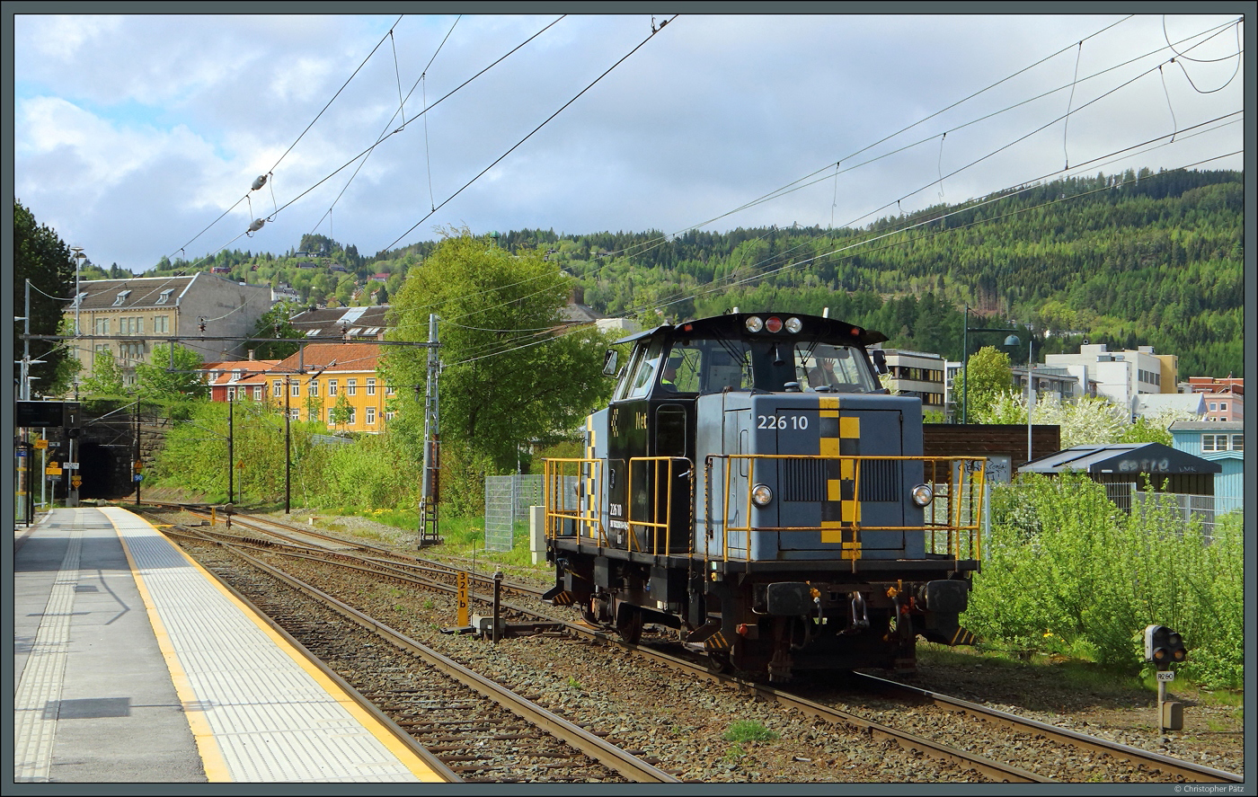 226 10 der CargoNet passiert am 24.05.2023 den Bahnhof Trondheim-Skanzen unweit der Altstadt von Trondheim.