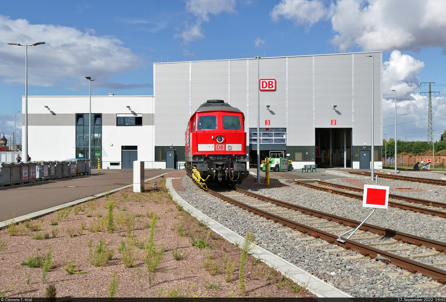 233 636-0 (232 636-1 | 132 636-2) verbringt den Tag der Schiene vor dem neuen Instandhaltungswerk für Cargo-Loks an der Zugbildungsanlage (ZBA) Halle (Saale).

🧰 DB Cargo
🕓 17.9.2022 | 14:43 Uhr