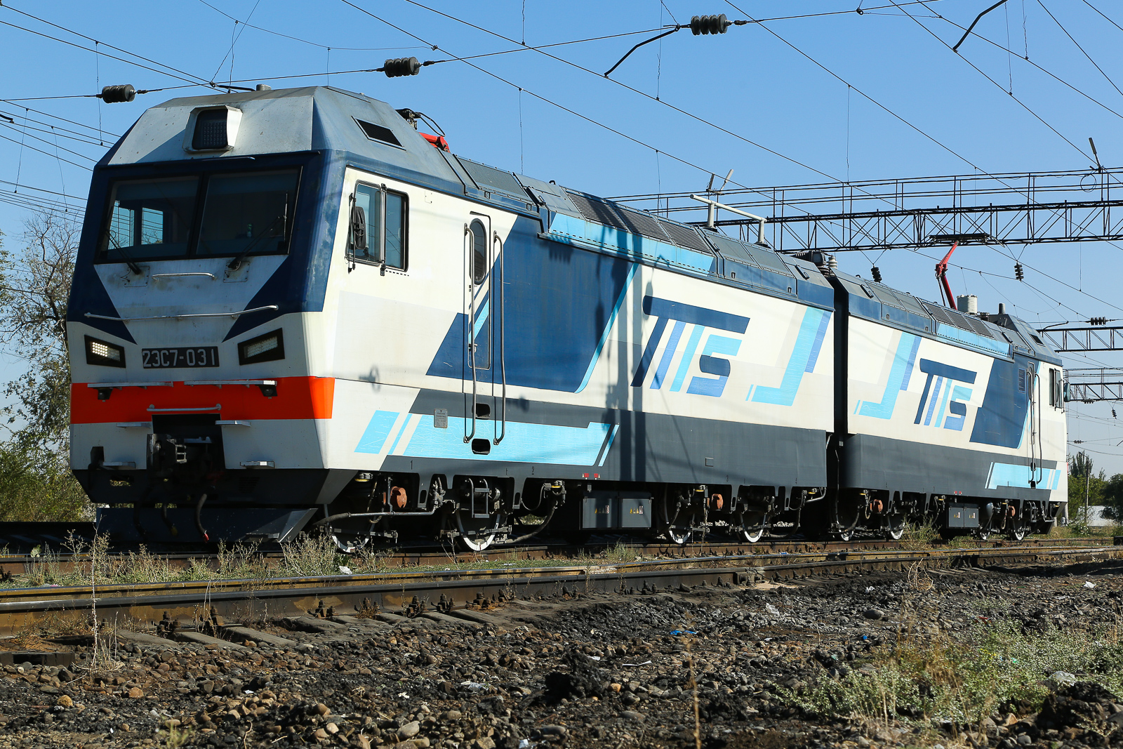23C7-031 im Bahnhof von Taraz in Kasachstan. Dort haben die Leute noch niemals jemand gesehen der Trainsoptting als Hobby hat. Die Menschen waren überaus interessiert was ich da mache und sehr freundlich zu mir. Am letzten Tag gäbe es dann noch ein Gespräch mit der Polizei und dem Chef des Bahnhofs was aber auch gut ausging. Ich möchte hiermit allen Menschen von Taraz herzlich danken, welche am Ende verständnisvoll unser Hobby akzeptieren. 