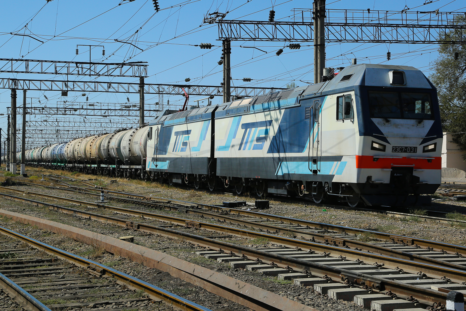 23C7-031 mit einem Kesselzug im Bahnhof von Taraz in Kasachstan. Dort haben die Leute noch niemals jemand gesehen der Trainsoptting als Hobby hat. Die Menschen waren überaus interessiert was ich da mache und sehr freundlich zu mir. Am letzten Tag gäbe es dann noch ein Gespräch mit der Polizei und dem Chef des Bahnhofs was aber auch gut ausging. Ich möchte hiermit allen Menschen von Taraz herzlich danken, welche am Ende verständnisvoll unser Hobby akzeptieren. Sie hätten sich jedoch gefreut, wenn man vorher beim Bahnhofsvorsteher mal gefragt hätte. 
