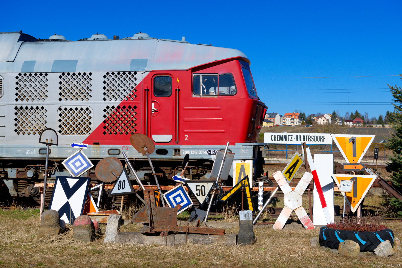 242 001 EBS im  Schilderwald  im Sächsischen Eisenbahnmuseum Chemnitz-Hilbersdorf, 12.03.2022