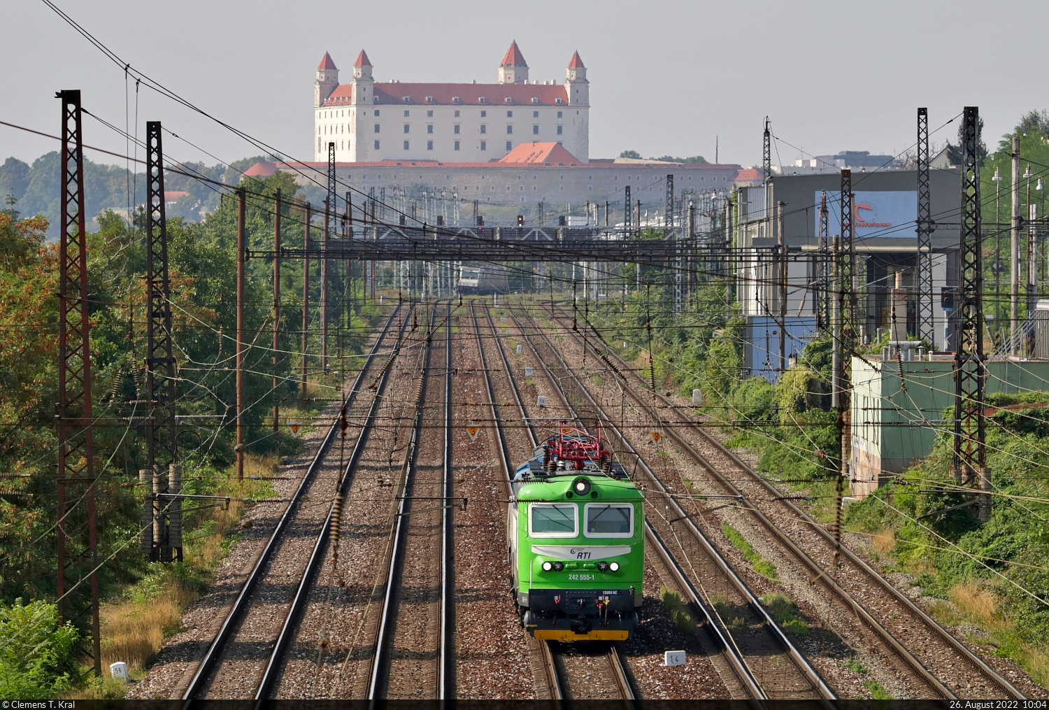 242 555-1 durchquert die slowakische Hauptstadt in östlicher Richtung und schleppt die hier kaum sichtbare 742 026-8 hinter sich her.
Tele-Aufnahme von der Brücke Kyjevská in Bratislava (SK).

🧰 Railtrans International a.s. (RTI)
🕓 26.8.2022 | 10:04 Uhr