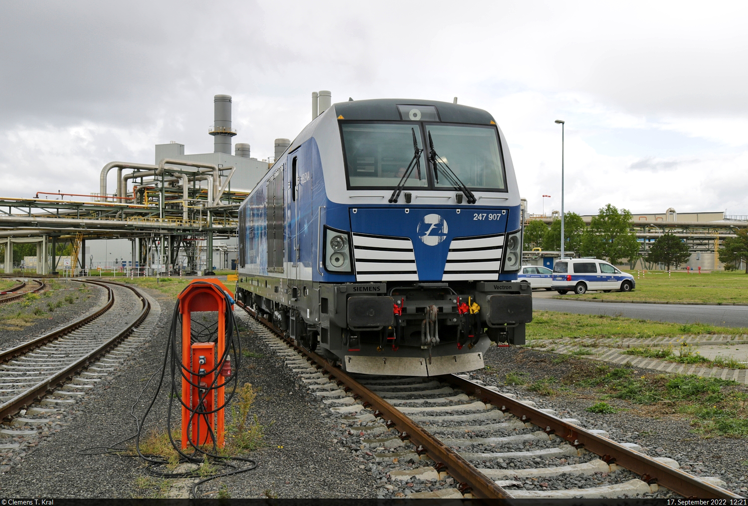 247 907-9  Helena  (Lok 251 | Siemens Vectron DE) präsentierte sich den Gästen des Tags der Schiene sowohl von außen als auch von innen. Fotografiert auf dem InfraLeuna-Gelände.

🧰 InfraLeuna GmbH
🕓 17.9.2022 | 12:21 Uhr