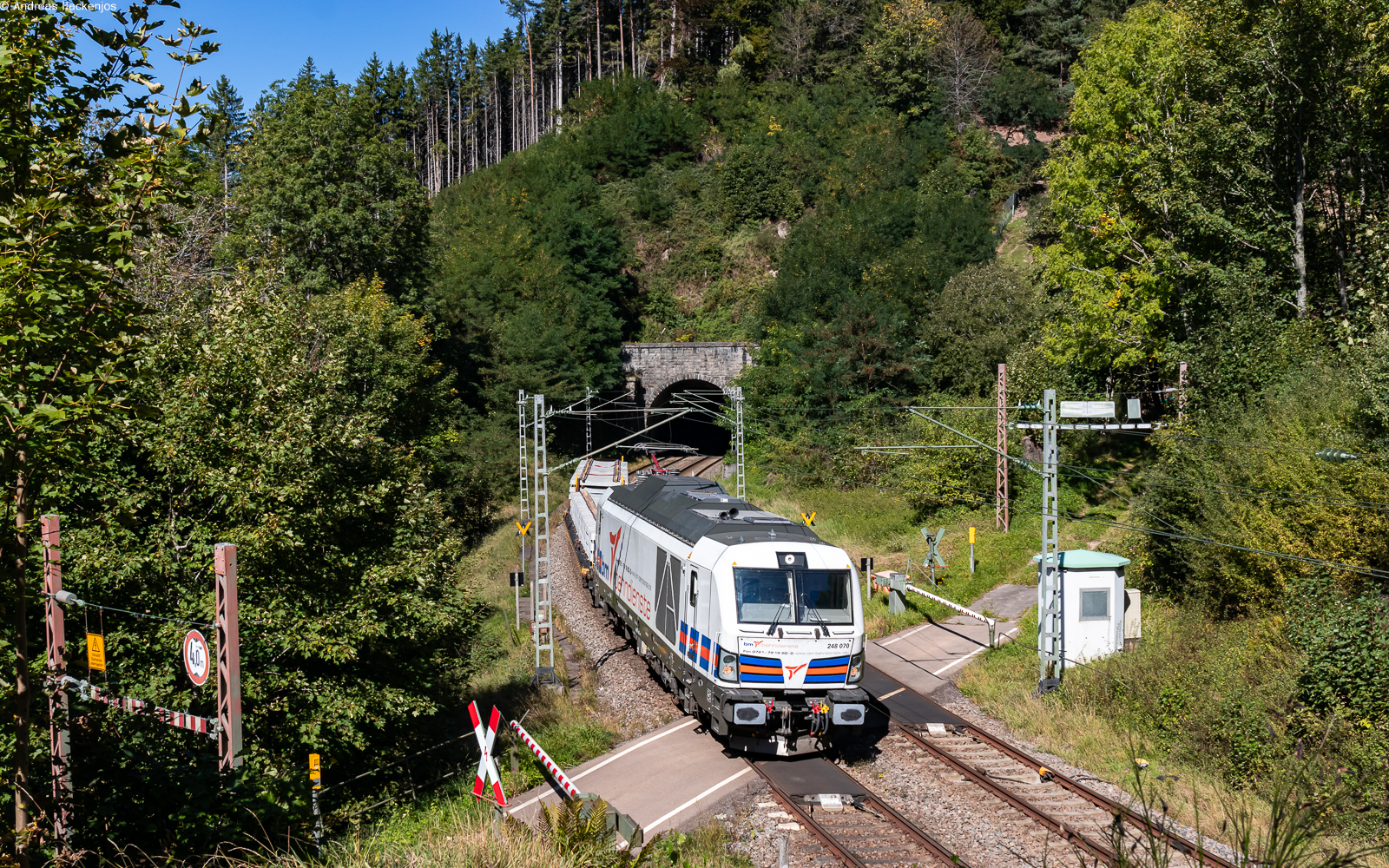 248 070 mit dem DGS 31388 (Karlsruhe Gbf - Ulm Rbf) bei Nußbach 19.9.25