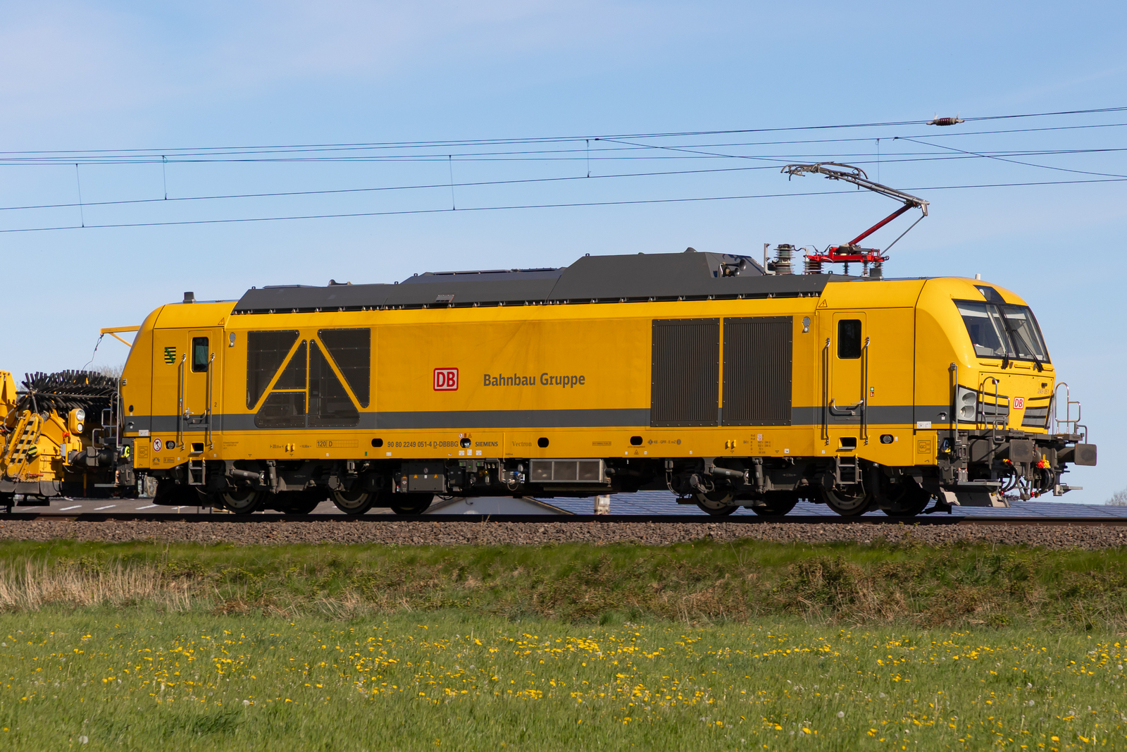 249 051 mit dem Bauzug bei Bramstedt nach Osnabrück. 28.4.26
