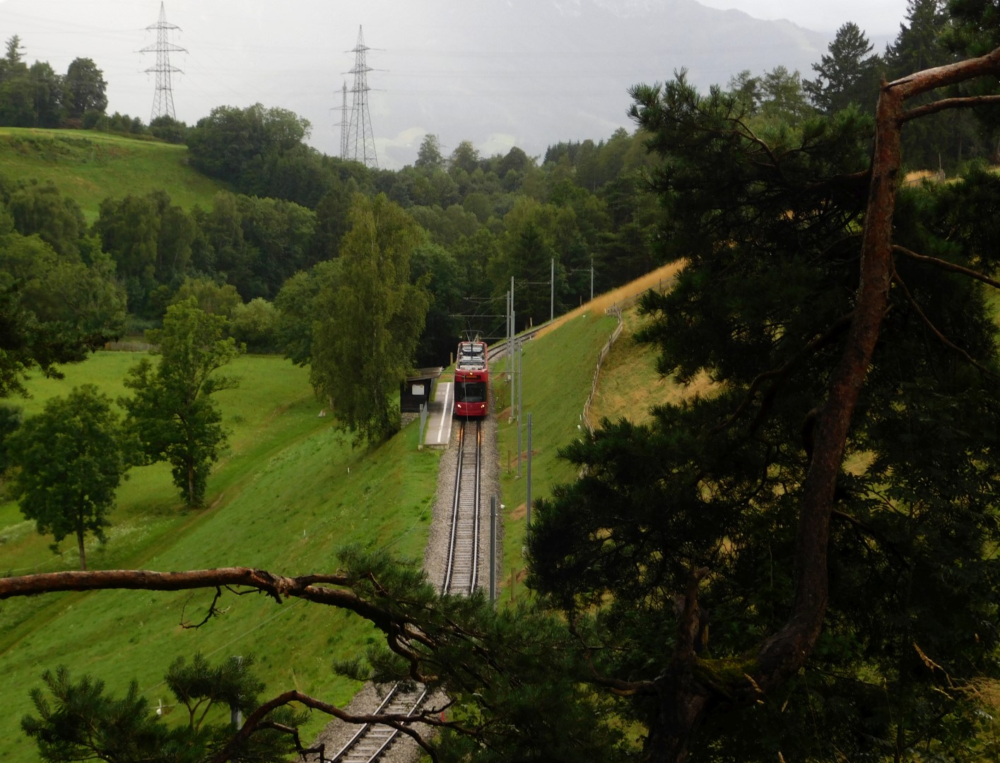 25.7.2023
Nach den Stürmen , die auch das südöstliche Mittelgebirge von Innsbruck heimsuchten, fährt die Iglerbahn wieder. An zwei Stellen hatten Windwürfe zuvor die Oberleitung beschädigt.