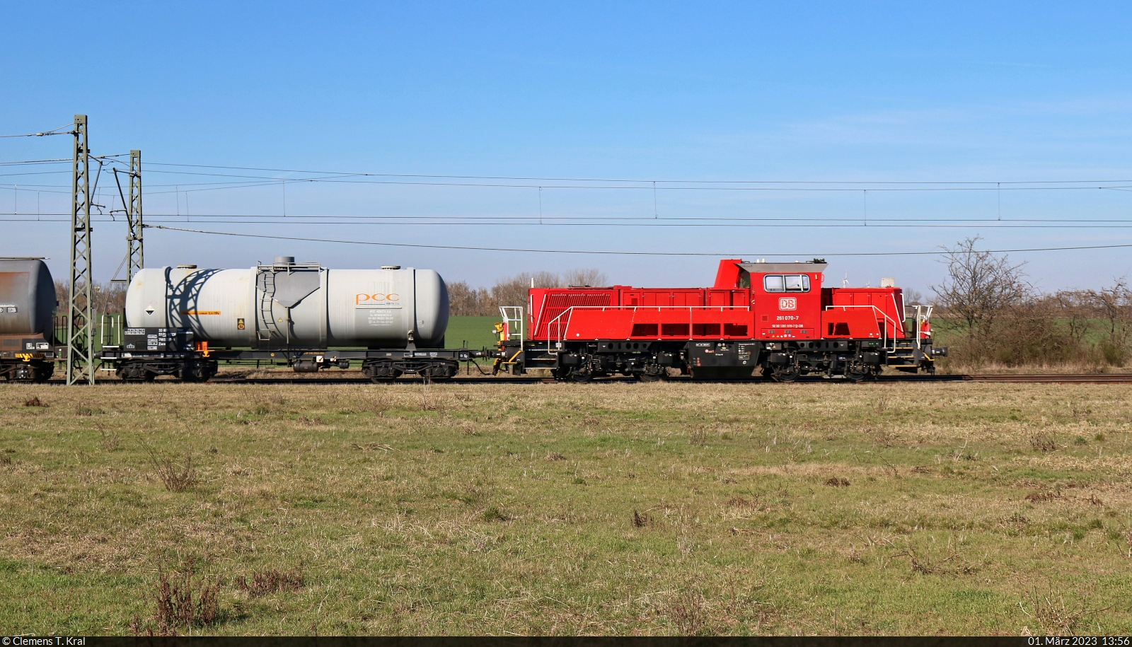 261 070-7 (Voith Gravita 10 BB) zieht Kesselwagen bei Hohenthurm Richtung Bitterfeld.

🧰 DB Cargo
🕓 1.3.2023 | 13:56 Uhr