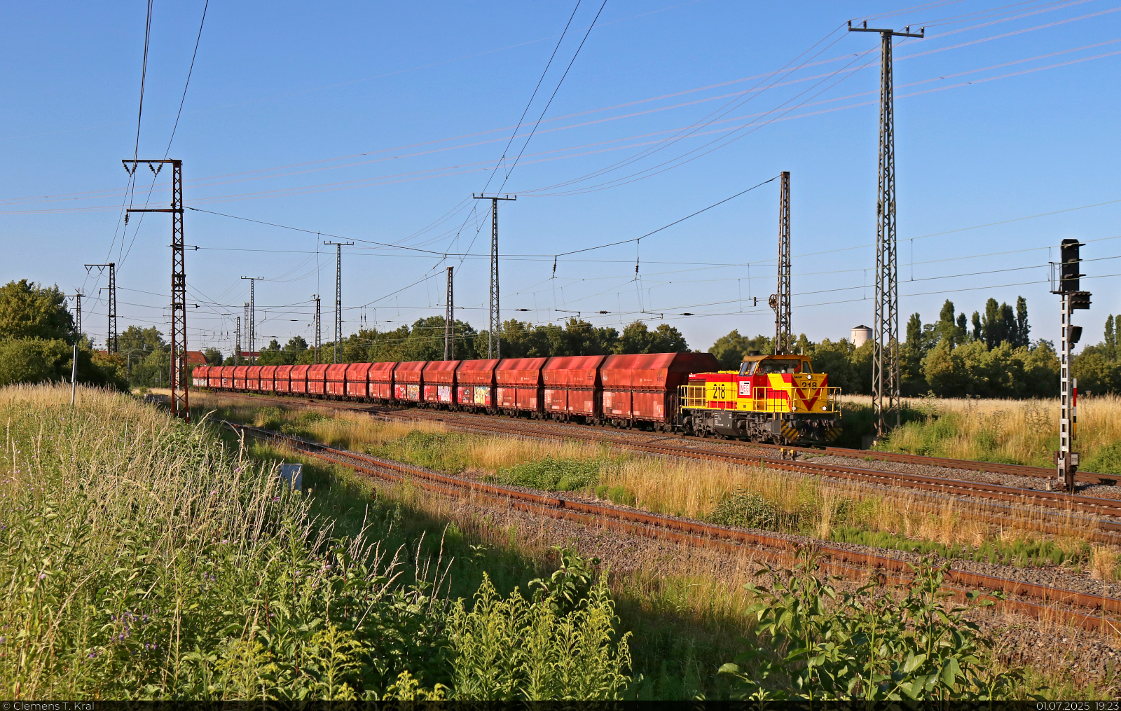 275 218-6 (Lok 218 | Vossloh G 1206) unterwegs mit Leer-Kohle an der s�dlichen Ausfahrt des Bahnhofs Gro�korbetha Richtung W�hlitz.
Dort wird dann neue Braunkohle vom Tagebau Profen verladen und zum Kraftwerk Schkopau gebracht.

🧰 Mitteldeutsche Eisenbahn GmbH (MEG)
🕓 1.7.2025 | 19:23 Uhr