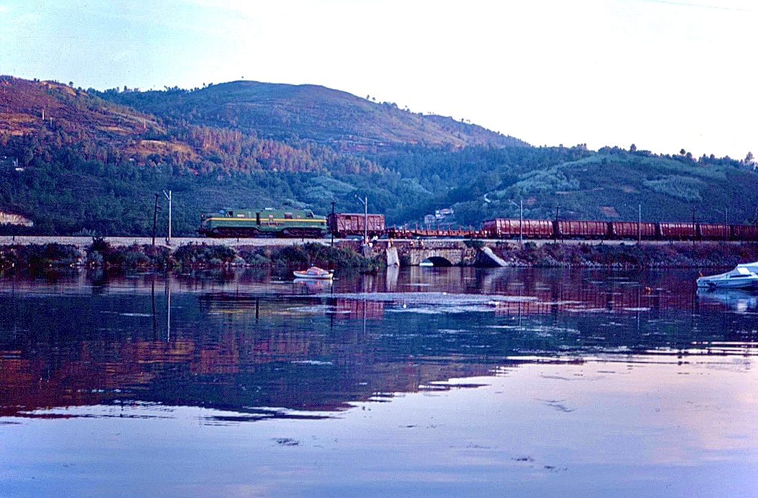 277 019 hat Ourense verlassen und fhrt entlang des aufgestauten Mio in Richtung Len, 15.09.1991.