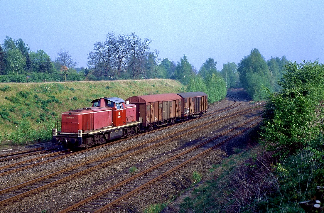 290 298 erreicht mit einer Übergabe den Bahnhof Bövinghausen aus Richtung Schwerin, 27.04.1993. Das genaue Ziel der Fahrt ist nicht bekannt.


