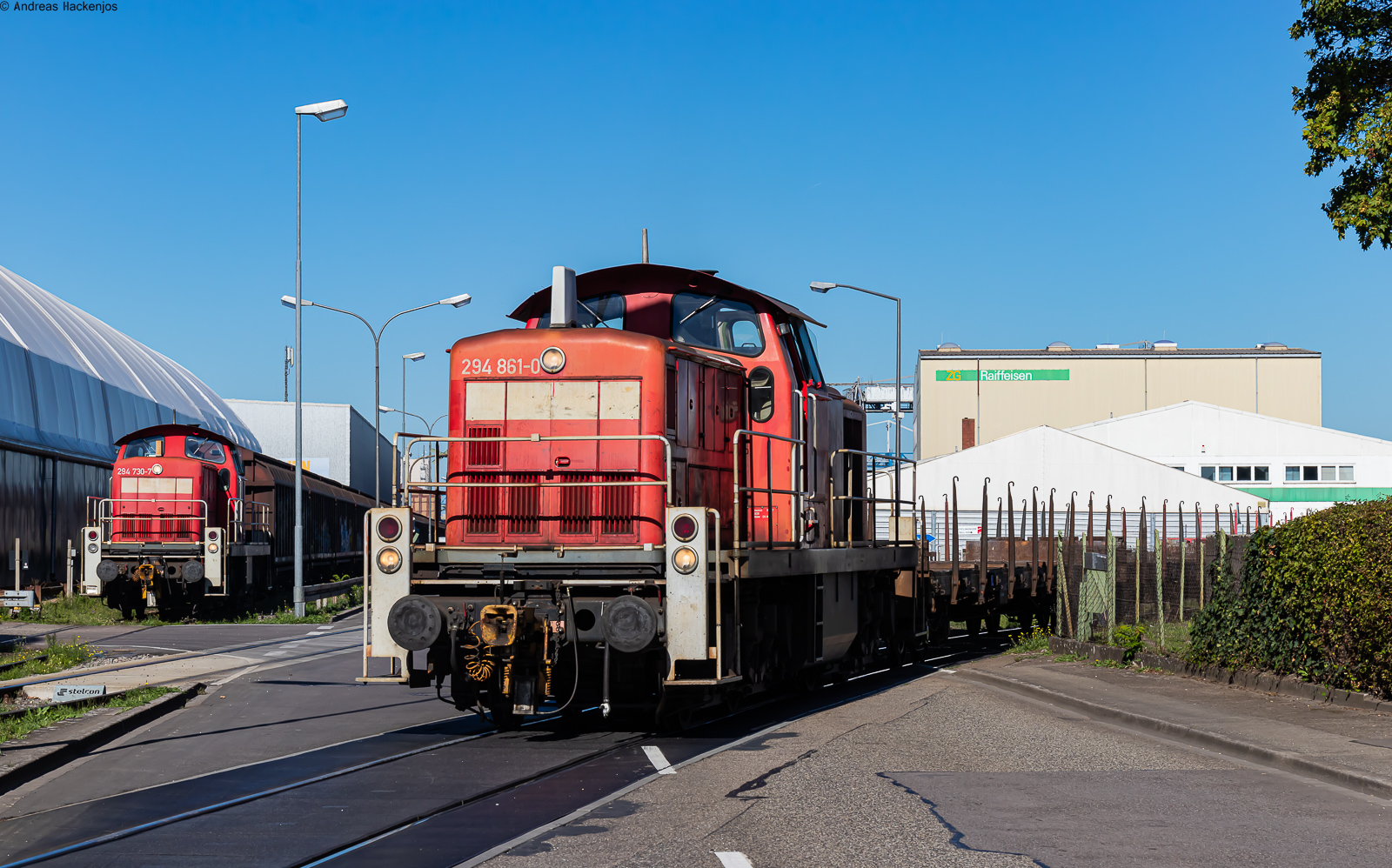 294 730-7 und 294 861-0 beim rangieren im Hafen Kehl 22.9.22